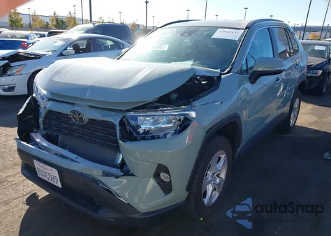 2021 Toyota Rav4 Xle z USA, uszkodzony, nr VIN 2T3W1RFV8MW115753